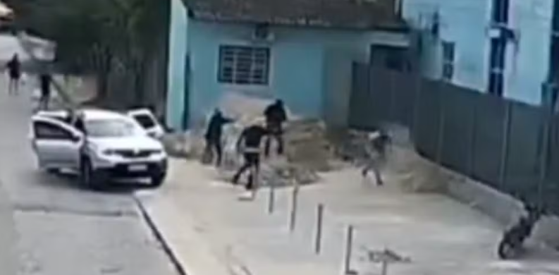 Câmera flagra atentado contra trabalhador de obra em Maceió