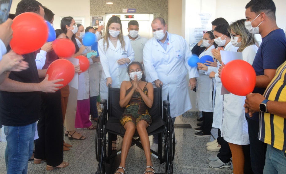 Primeira mulher transplantada de rim no Hospital do Coração Alagoano recebe alta médica